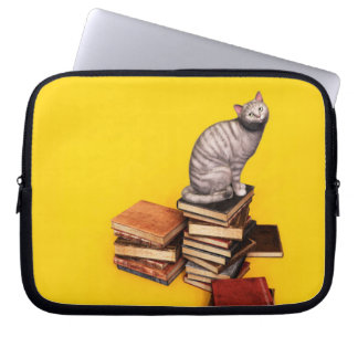 Capa Para Notebook Gato Britânico em uma pilha de livros Capinha de L