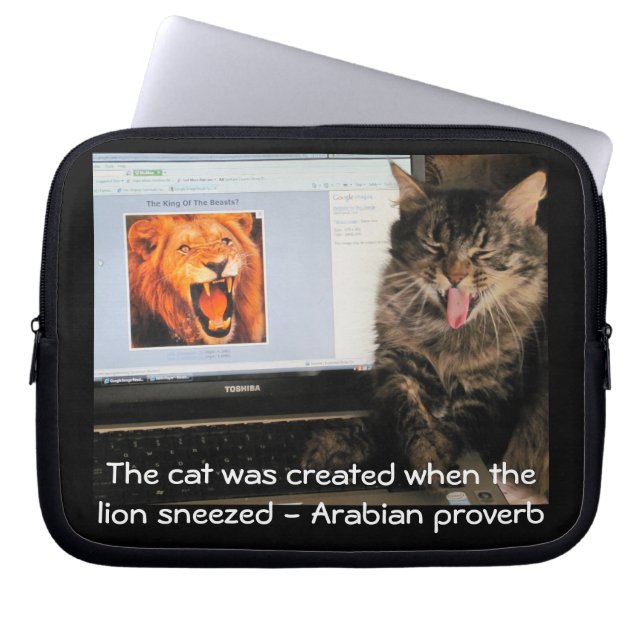 Capa Para Notebook Gato Criado pelo Leão Espirrão (Frente)