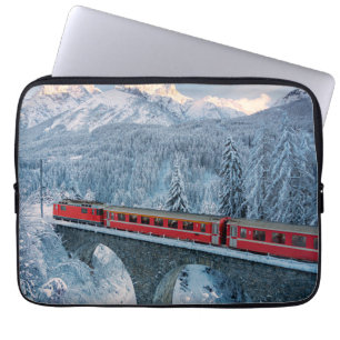 Capa Para Notebook Gelo e neve Suiça de trem Red Bernina Express
