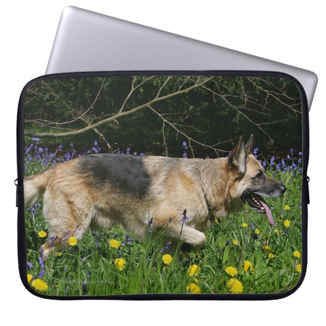 Capa Para Notebook German shepherd em flores amarelas (Frente)