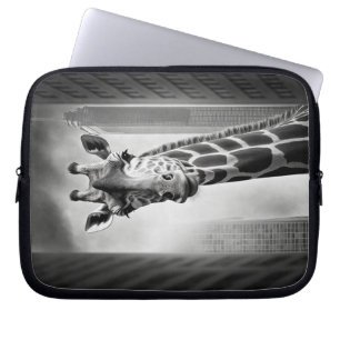 Capa Para Notebook Girafa em uma paisagem urbana