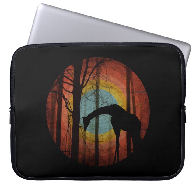 CAPA PARA NOTEBOOK GIRAFA NA FLORESTA MATA (Frente)