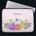 Capa Para Notebook Girly Flowers e Butterfly Pastel Pink Name<br><div class="desc">Bonito ilustração floral na bolsa de laptop personalizada rosa pastel (a cor de fundo pode ser alterada)</div>