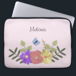 Capa Para Notebook Girly Flowers e Butterfly Pastel Pink Name<br><div class="desc">Bonito ilustração floral na bolsa de laptop personalizada rosa pastel (a cor de fundo pode ser alterada)</div>