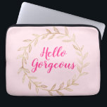 Capa Para Notebook Girly Pretty Blush Pink Hello Gorgeous Gold Wreath<br><div class="desc">Girly and pretty blush pink gold wreath laptop sleeve featuring the words "Hello Gorgeous" in an elegant hot pink script.</div>