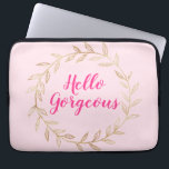 Capa Para Notebook Girly Pretty Blush Pink Hello Gorgeous Gold Wreath<br><div class="desc">Girly and pretty blush pink gold wreath laptop sleeve featuring the words "Hello Gorgeous" in an elegant hot pink script.</div>