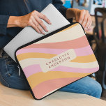 Capa Para Notebook Girly Retro Vintage Wave Abstrato Trendy Feminine<br><div class="desc">Girly Retro Vintage Wave Personalized Name Bolsas de laptop apresenta uma onda retrorativa em tons de rosa,  laranja e branco com uma sobreposição do seu nome personalizado. Presente perfeito para ela no Natal,  aniversário,  feriados,  escola,  trabalho,  faculdade e muito mais. Concebido por © Evco Studio www.zazzle.com/store/evcostudio</div>