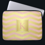 Capa Para Notebook Glamor Rosa e Dourado Cevrons com Monograma<br><div class="desc">Proteja o seu laptop ou dispositivo tablet em estilo glamouroso com este padrão de faixas cor-de-rosa e dourado e um monograma personalizado que você pode editar com o texto inicial ou outro desejado.</div>