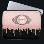 Capa Para Notebook Glitter Dourado Rosa preto gira monograma<br><div class="desc">Um brilho de ouro preto e rosa com cinza pinga bolsa de laptop com um elegante monograma de rolagem. Personalize-o para si mesmo ou para um presente! Projetado para você pelo Blackberry Boulevard.</div>