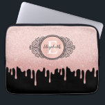 Capa Para Notebook Glitter Dourado Rosa preto gira monograma<br><div class="desc">Um brilho de ouro preto e rosa com cinza pinga bolsa de laptop com um elegante monograma de rolagem. Personalize-o para si mesmo ou para um presente! Projetado para você pelo Blackberry Boulevard.</div>