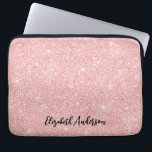 Capa Para Notebook Glitter Rosa Elegante Personalizado<br><div class="desc">Este caso personalizado de laptop feminino tem seu nome em texto preto em um lindo fundo brilhante rosa. Personalize o laptop com o nome de sua escolha para fazer alguém se sentir especial. Faz um presente divertido para aniversários ou para o Natal, e perfeito para voltar à escola. Projetado para...</div>