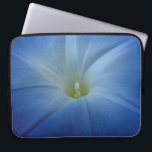 Capa Para Notebook Glória da Manhã Azul Celestial<br><div class="desc">Uma bela fotografia macro parece um florescimento glorioso da manhã azul. A variação de cor das pétalas forma um padrão de estouro que irradia do centro da flor. As linhas finas nas pétalas pálidas a azuis escuras parecem pinceladas que dão à foto uma qualidade parecida. Fotografia digital a cores. Copyright...</div>