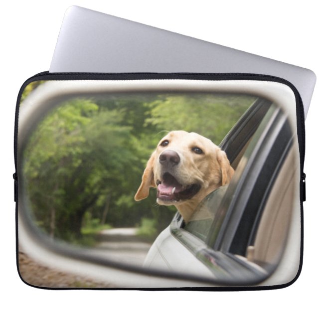 Capa Para Notebook Golden Labrador In Rearview Mirror (Frente)