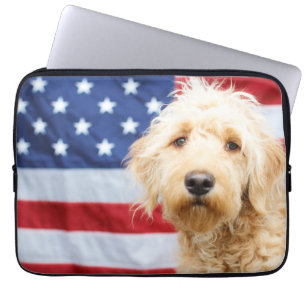 Capa Para Notebook Goldendoodle com bandeira americana
