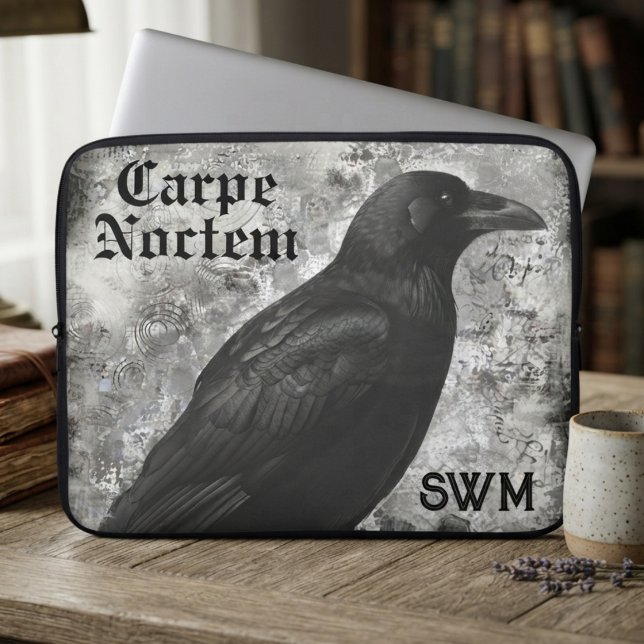 Capa Para Notebook Gótico Corvo de Obsidiana Temperamental (Obsidian raven computer sleeve for dark academia students heading back to campus.)