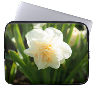 Capa Para Notebook Grandes narcisos brancos em um dia de primavera  