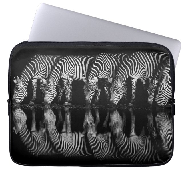 Capa Para Notebook Group of Plains Zebra Drink Together at Night (Frente)