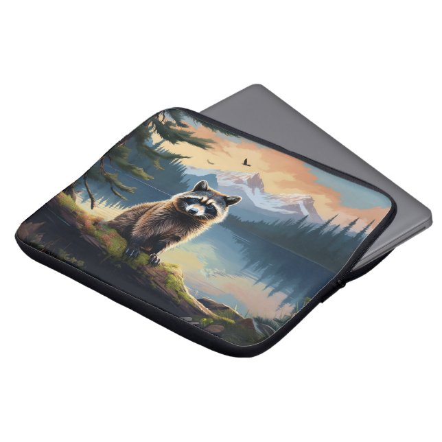 Capa Para Notebook Guaxinim em um Lago Florestal de Madeira (Frente Topo)