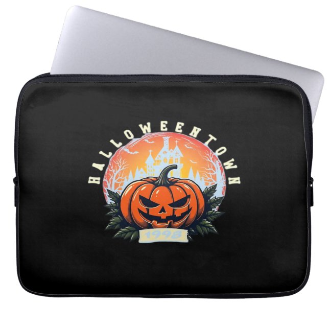Capa Para Notebook HalloweenTown 1998 - Camisa Essencial (Frente)
