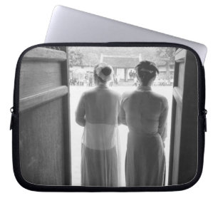 Capa Para Notebook Hanoi Vietnã, Mulheres com Vestido Tradicional Tem
