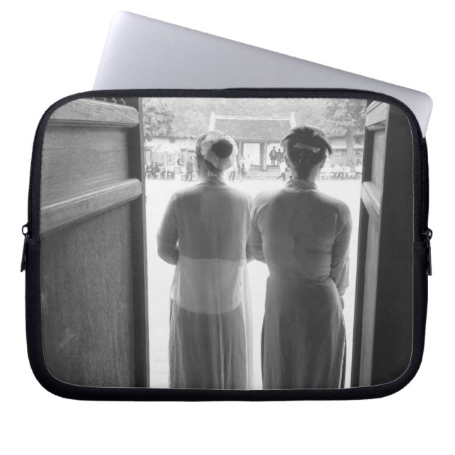 Capa Para Notebook Hanoi Vietnã, Mulheres com Vestido Tradicional Tem (Frente)