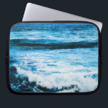 Capa Para Notebook Hawaii turquoise ocean ondas fototropicais moderna<br><div class="desc">Lembrem-se do cheiro fresco de sal do ar do oceano. Relaxe, respire, e experimente as dramáticas ondas turquesas do Pacífico Havaiano com esta impressionante e vibrante bolsa de laptop fotográfica. Esta bolsa de laptop tem três tamanhos: 15", 13" e 10". Faz um presente de excelente para alguém especial! Você pode...</div>