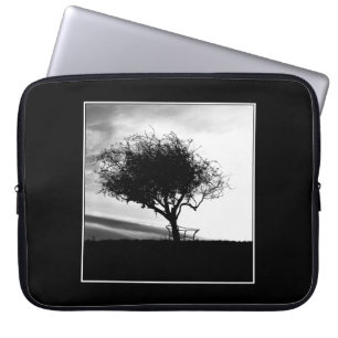 Capa Para Notebook Hawthorn de Glastonbury. Árvore. Preto e branco.