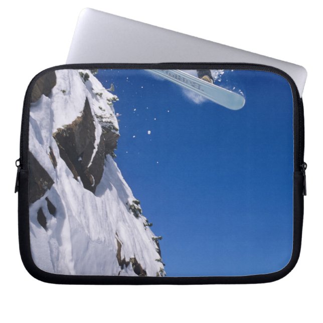Capa Para Notebook Homem em uma prancha de snowboard saltando de uma  (Frente)