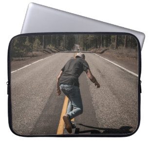Capa Para Notebook Homem jogando skate na estrada pela manhã