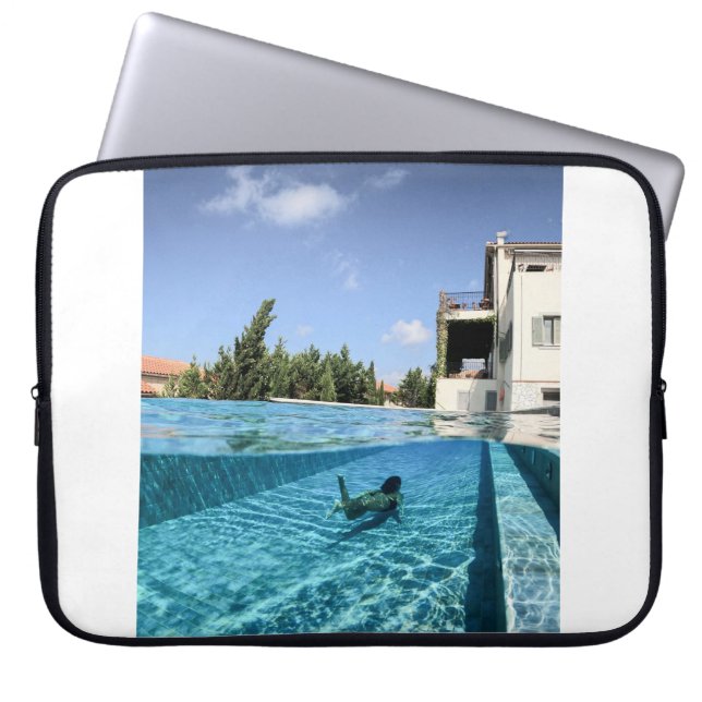 Capa Para Notebook Homem na piscina de natação pela manhã (Frente)