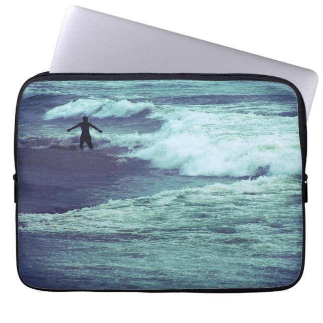 Capa Para Notebook Homem nas ondas do mar (Frente)
