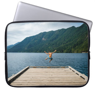 Capa Para Notebook Homem saltando perto do mar
