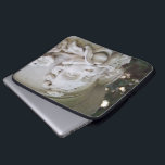 Capa Para Notebook Homem Verde<br><div class="desc">O rosto com videiras e flores que se projetam em sua boca é conhecido como Homem Verde. Nesta fotografia a cores, a escultura do alivio alto é um elemento arquitetônico que faz parte de uma grande plantação sobre uma coluna. A profundidade suave do campo destaca a escultura. Bokeh, círculos de...</div>