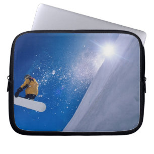 Capa Para Notebook Homem voando pelo ar em uma snowboard com