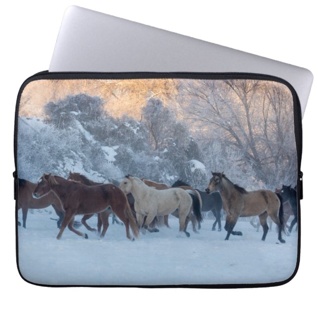 Capa Para Notebook Horse Drive in Winter on Hideout Ranch (Frente)
