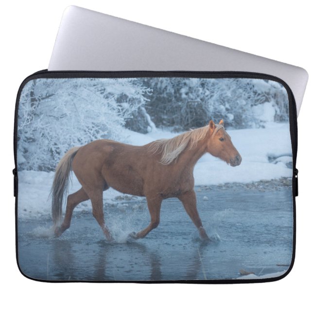 Capa Para Notebook Horse Drive no inverno em Hideout Ranc (Frente)