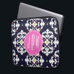 Capa Para Notebook Ikat e Monograma Rosa<br><div class="desc">Um presente que pode ser personalizado com seu círculo dentro cor-de-rosa monograma no centro. O plano de fundo é azul marinho e o padrão branco do ikat.</div>