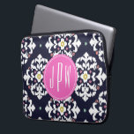 Capa Para Notebook Ikat e Monograma Rosa<br><div class="desc">Um presente que pode ser personalizado com seu círculo dentro cor-de-rosa monograma no centro. O plano de fundo é azul marinho e o padrão branco do ikat.</div>