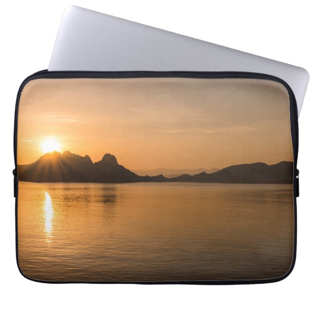 Capa Para Notebook Ilha Komodo ao Pôr-do-Sol (Frente)