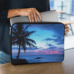 Capa Para Notebook Ilha Tropical Beach Ocean Blue Sunset Photo<br><div class="desc">Foto de na moda e típica de azul claro e escuro, turquesa, violeta, roxo ametista e pôr do sol cor-de-rosa pastel numa exótica praia da ilha havaiana com palmeiras. Bonito cena tropical para o amante do Havaí, praias Caribe, oceano, mar, beleza dos trópicos e destinos populares de férias de verão...</div>