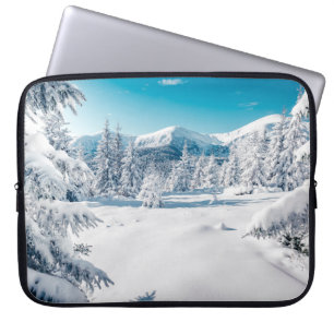 Capa Para Notebook Imagem cênnica da árvore de spruces. Dia congelado