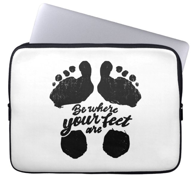 Capa Para Notebook Impressão de "Estar onde estão seus pés" preto e b (Frente)