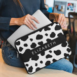 Capa Para Notebook Impressão, Pontos De Vaca, Preto E Branco, Seu Nom<br><div class="desc">Padrão de vacas elegante,  na moda e sofisticada em preto e branco. Presente moderno e moderno,  perfeito para o amante da impressão animal em sua vida. Personalize adicionando o seu nome,  apelido,  monograma ou iniciais.</div>