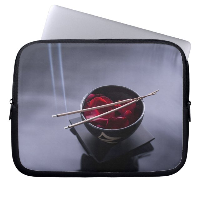 Capa Para Notebook Incenso ardente sobre a bacia de pétalas (Frente)