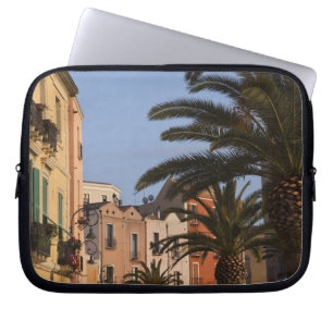 Capa Para Notebook Itália, Sardenha, Cagliari. Edifícios e palmeira