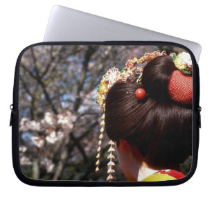 Capa Para Notebook Japão, Quioto. Vista traseira aproximada da geisha