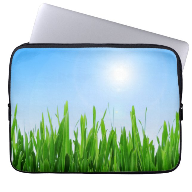 Capa Para Notebook Jardim de Relva Verde com Desenho de Céu Azul (Frente)