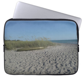 Capa Para Notebook Kayak em uma praia arenosa em uma bolsa de laptop