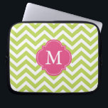Capa Para Notebook Kiwi Green & Fuschia Zigzags Padrão Monograma<br><div class="desc">Tiras quevron modernas e quatrefoil monograma design.</div>