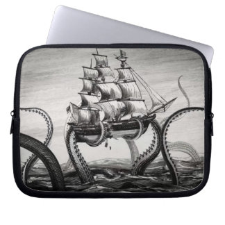 Capa Para Notebook Kraken que sustenta um pirata/navio de navigação